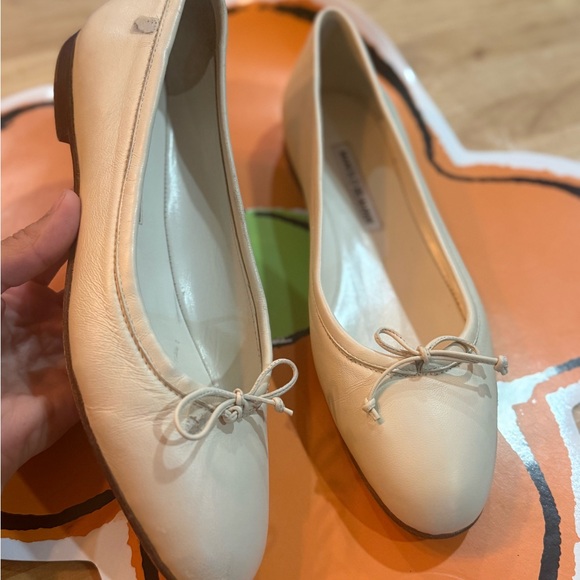 Manolo Blahnik Cream Leather Ballet Flats with Bow Accent - Picture 4 of 13